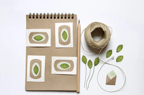 Cuaderno de bocetos de papel artesanal con flores — Foto de Stock