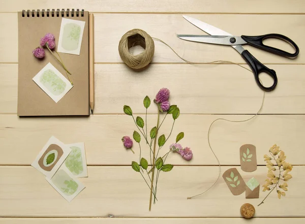 Cuaderno de bocetos de papel artesanal con flores — Foto de Stock