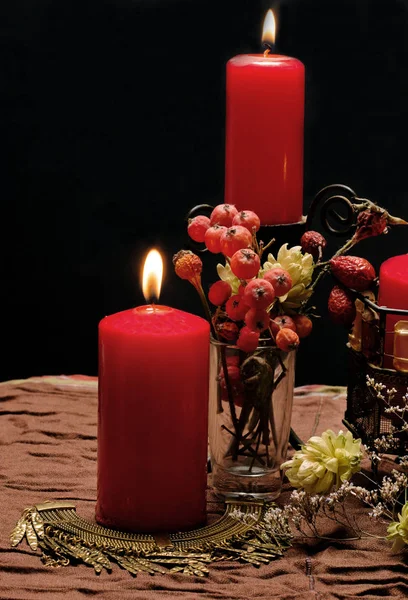 Natureza morta com velas vermelhas. — Fotografia de Stock