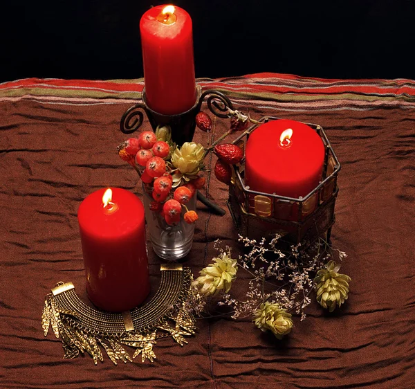 Natureza morta com velas vermelhas. — Fotografia de Stock