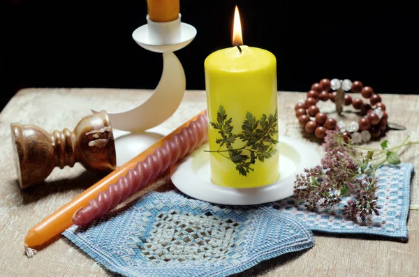 Натюрморт зі свічками, сухий — стокове фото