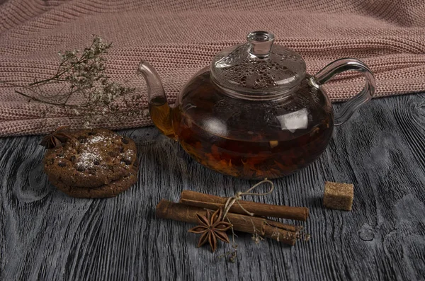 Гарячий скляний чайник з чаєм і цукерками — стокове фото