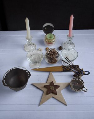 Yule için Wiccan sunak
