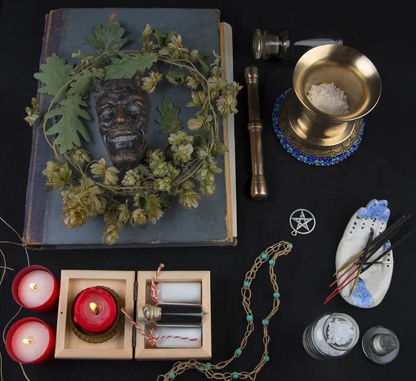 Okkulter Altar mit Pfannengesicht, Hopfenkranz — Stockfoto