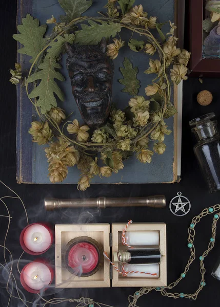 Ockult altaret med Pans ansikte, krans av humle — Stockfoto