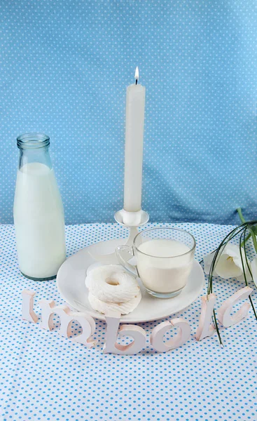 Flores verdes, velas de altar para Imbolc sabbath . — Fotografia de Stock