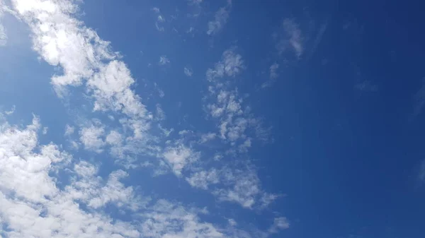 Céu azul com tempo ensolarado. Nuvens brancas no céu azul . — Fotografia de Stock