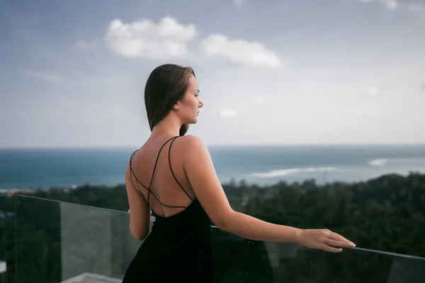 Uma Menina Bonita Vestido Está Descansando Uma Vila Luxo Beira — Fotografia de Stock