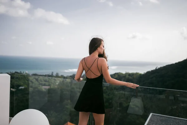 Uma Menina Bonita Vestido Está Descansando Uma Vila Luxo Beira — Fotografia de Stock