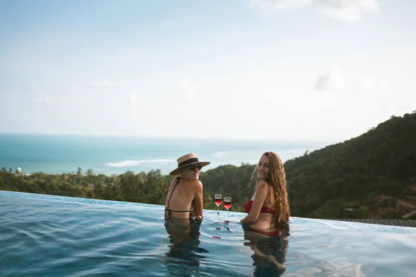 Meninas Bonitas Divertindo Piscina Com Vinho Falando Sobre Viagens Fim — Fotografia de Stock