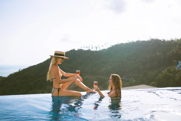 Schöne Mädchen Amüsieren Sich Pool Mit Wein Und Sprechen Über — Stockfoto