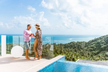 Güzel bir çift balayını havuzu ve deniz manzaralı lüks bir villada geçirir. Tayland 'da erkek ve kadın için egzotik ve romantik. Koh Samui