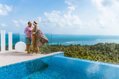 Güzel bir çift balayını havuzu ve deniz manzaralı lüks bir villada geçirir. Tayland 'da erkek ve kadın için egzotik ve romantik. Koh Samui