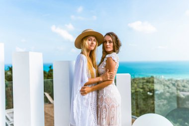 Güzel kızlar havuz kenarında şarapla eğleniyorlar ve seyahat ve hafta sonundan bahsediyorlar. 8 Mart 'ta görüşelim. Tatiller ve deniz kenarındaki bir villada havuz başında partiler. Tayland, Samui