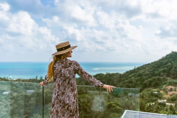 Ein Schönes Mädchen Badeanzug Hut Und Robe Das Sich Wind — Stockfoto