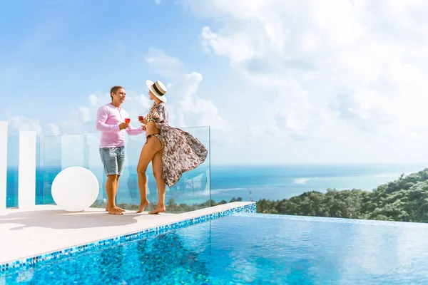 Krásný Pár Stráví Líbánky Luxusní Vile Bazénem Výhledem Moře Exotické — Stock fotografie