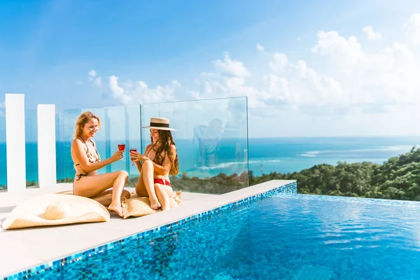 Schöne Mädchen Amüsieren Sich Pool Mit Wein Und Sprechen Über — Stockfoto