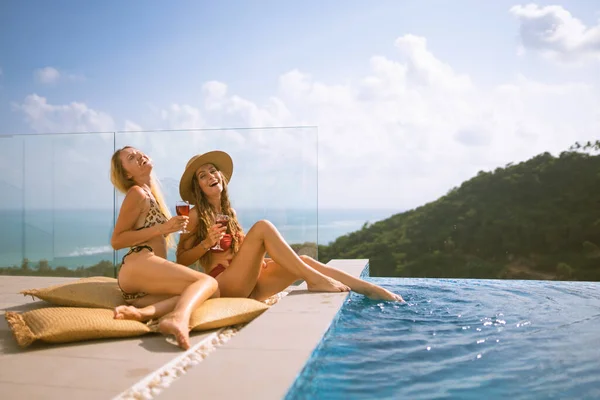 Schöne Mädchen Amüsieren Sich Pool Mit Wein Und Sprechen Über — Stockfoto