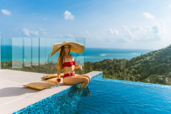 Uma Menina Bonita Maiô Vermelho Está Relaxando Uma Villa Luxo — Fotografia de Stock