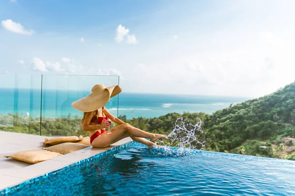 Ein Schönes Mädchen Roten Badeanzug Entspannt Sich Einer Luxusvilla Pool — Stockfoto