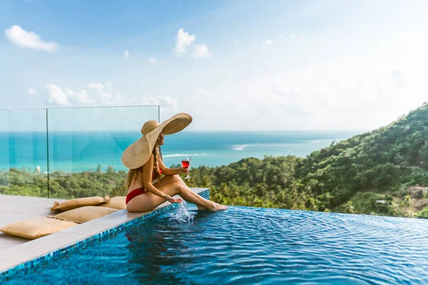 Ein Schönes Mädchen Roten Badeanzug Entspannt Sich Einer Luxusvilla Pool — Stockfoto