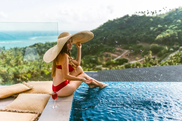 Uma Menina Bonita Maiô Vermelho Está Relaxando Uma Villa Luxo — Fotografia de Stock