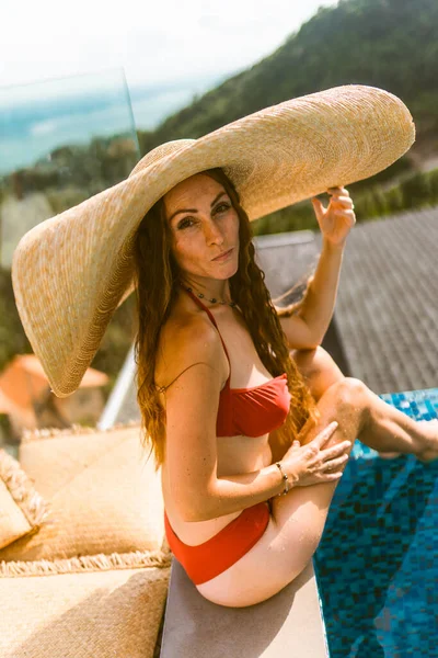 Piękna Dziewczyna Czerwonym Stroju Kąpielowym Relaksuje Się Luksusowej Willi Przy — Zdjęcie stockowe