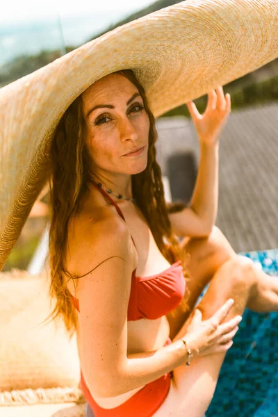 Krásná Dívka Červených Plavkách Odpočívá Luxusní Vile Bazénu Vínem Klobouku — Stock fotografie