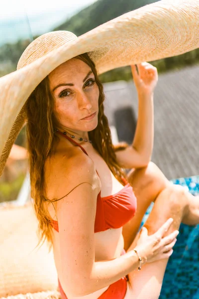 Piękna Dziewczyna Czerwonym Stroju Kąpielowym Relaksuje Się Luksusowej Willi Przy — Zdjęcie stockowe