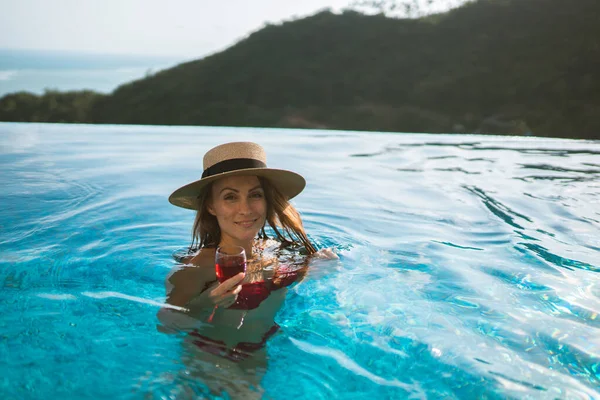 Ein Schönes Mädchen Roten Badeanzug Entspannt Sich Einer Luxusvilla Pool — Stockfoto
