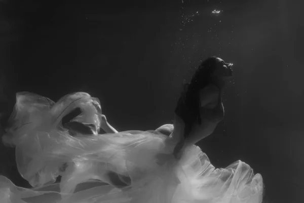 Piękna Dziewczyna Pływa Pod Wodą Długimi Włosami Niebieskie Lub Złote — Zdjęcie stockowe
