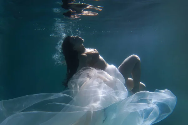 Schöne Mädchen Schwimmt Unter Wasser Mit Langen Haaren Blauer Oder — Stockfoto