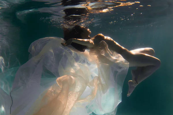 Mooi Meisje Zwemt Onder Water Met Lang Haar Blauwe Gouden — Stockfoto