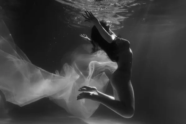 Όμορφη Κοπέλα Κολυμπάει Κάτω Από Νερό Μακριά Μαλλιά Μπλε Χρυσό — Φωτογραφία Αρχείου