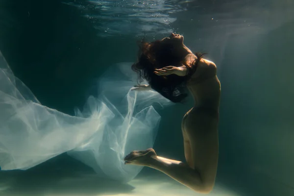 Schöne Mädchen Schwimmt Unter Wasser Mit Langen Haaren Blauer Oder — Stockfoto