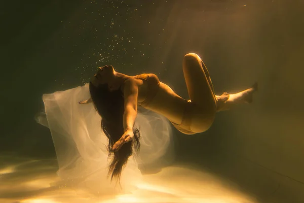 Schöne Mädchen Schwimmt Unter Wasser Mit Langen Haaren Blauer Oder — Stockfoto