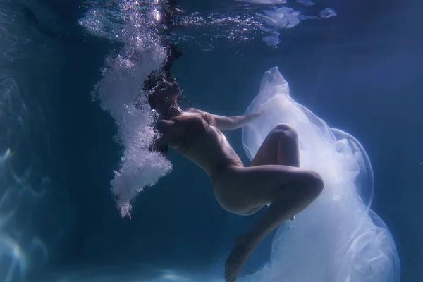Piękna Dziewczyna Pływa Pod Wodą Długimi Włosami Niebieskie Lub Złote — Zdjęcie stockowe