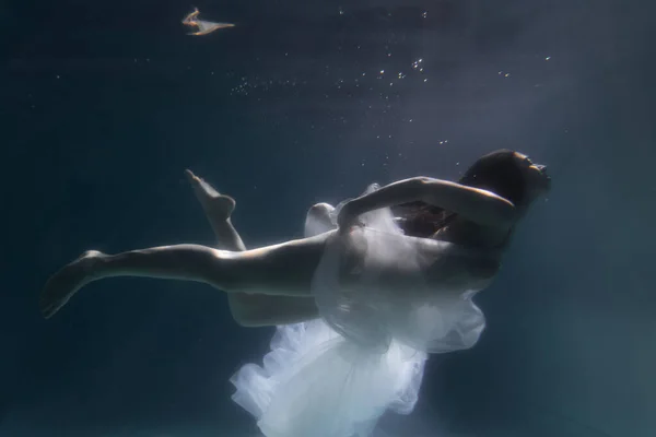 Mooi Meisje Zwemt Onder Water Met Lang Haar Blauwe Gouden — Stockfoto