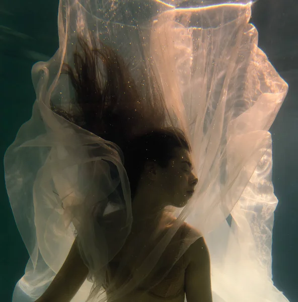 Menina Bonita Nada Debaixo Água Com Cabelos Longos Fundo Azul — Fotografia de Stock