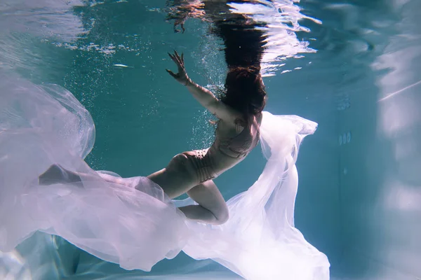Güzel Kız Jimnastikçi Sporcu Kadın Havuzda Parlak Kumaşlarla Suyun Altında — Stok fotoğraf