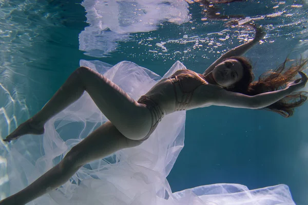 Menina Bonita Ginasta Esportista Nada Debaixo Água Com Tecido Brilhante — Fotografia de Stock