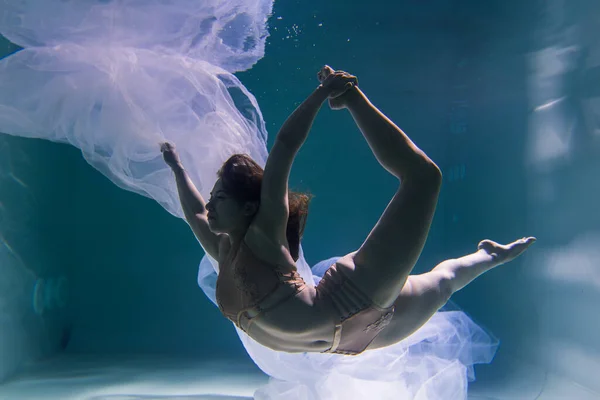 Menina Bonita Ginasta Esportista Nada Debaixo Água Com Tecido Brilhante — Fotografia de Stock