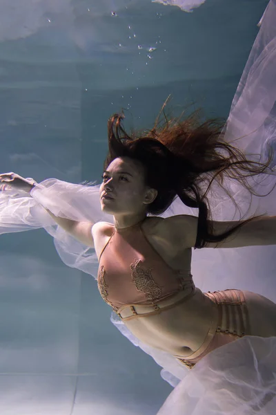 Güzel Kız Jimnastikçi Sporcu Kadın Havuzda Parlak Kumaşlarla Suyun Altında — Stok fotoğraf