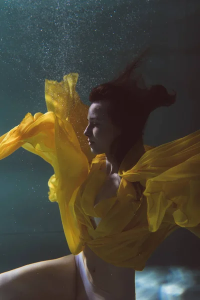 Güzel Kız Sarı Bir Elbiseyle Suyun Altında Yüzüyor 2020 Yeni — Stok fotoğraf