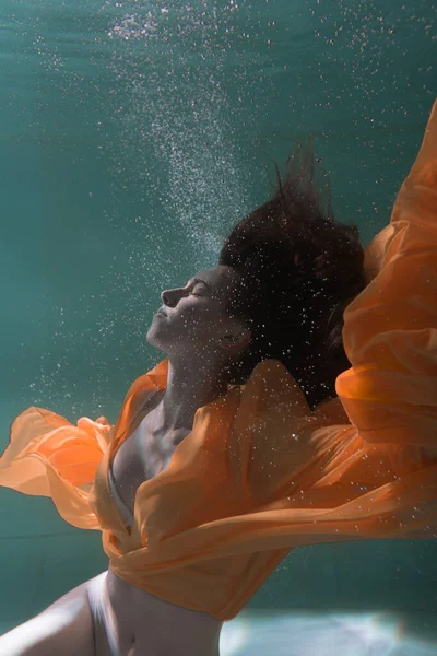 Güzel Kız Sarı Bir Elbiseyle Suyun Altında Yüzüyor 2020 Yeni — Stok fotoğraf