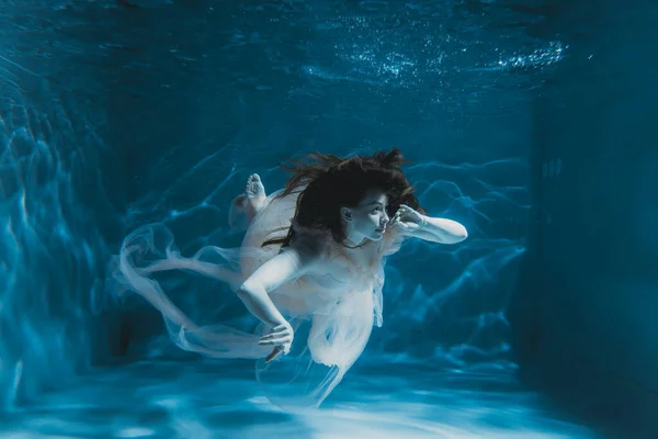 Une Fille Aux Longs Cheveux Foncés Nage Sous Eau Dans — Photo