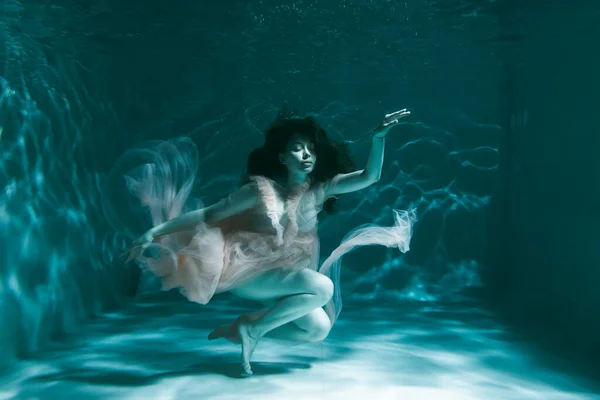 Una Chica Con Pelo Largo Oscuro Nada Bajo Agua Vestido — Foto de Stock