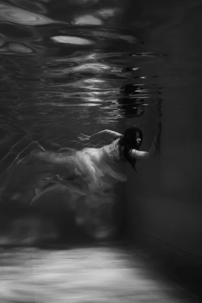 Ein Mädchen Mit Langen Dunklen Haaren Schwimmt Einem Rosa Kleid — Stockfoto