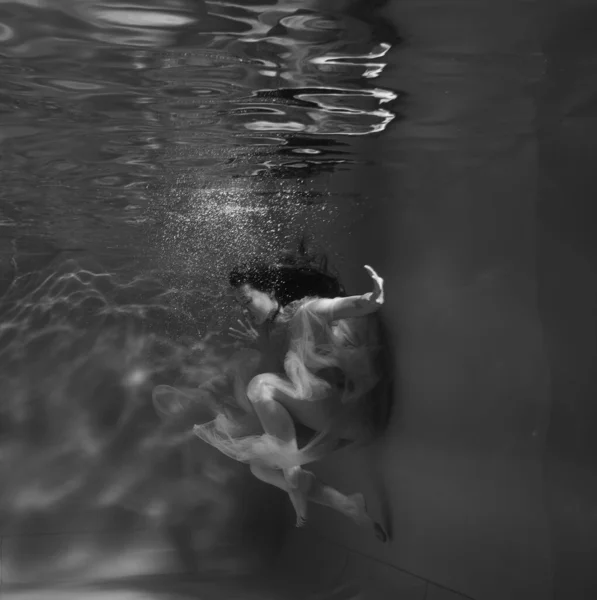 Een Meisje Met Lang Donker Haar Zwemt Onder Water Een — Stockfoto