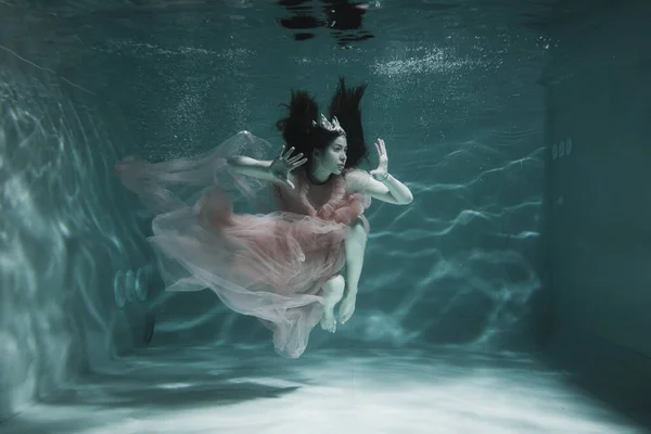 Uma Menina Com Cabelos Longos Escuros Nada Debaixo Água Vestido — Fotografia de Stock